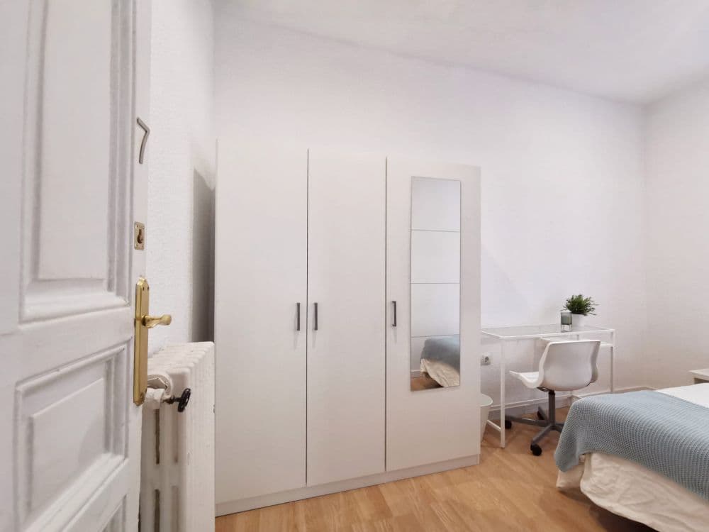 Private room in Madrid photo 3