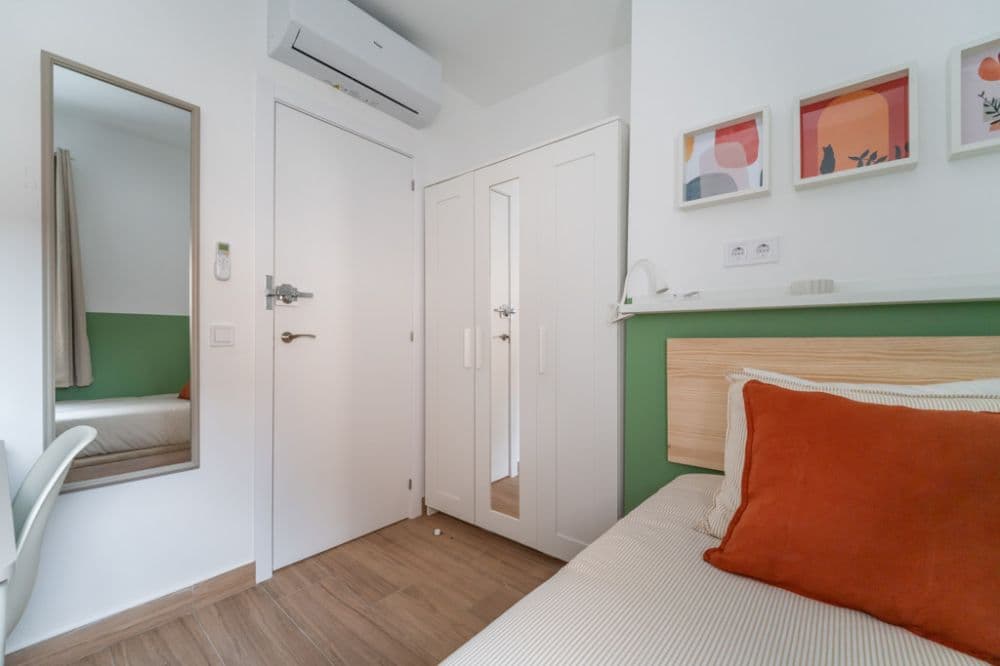 Private room in Madrid photo 3