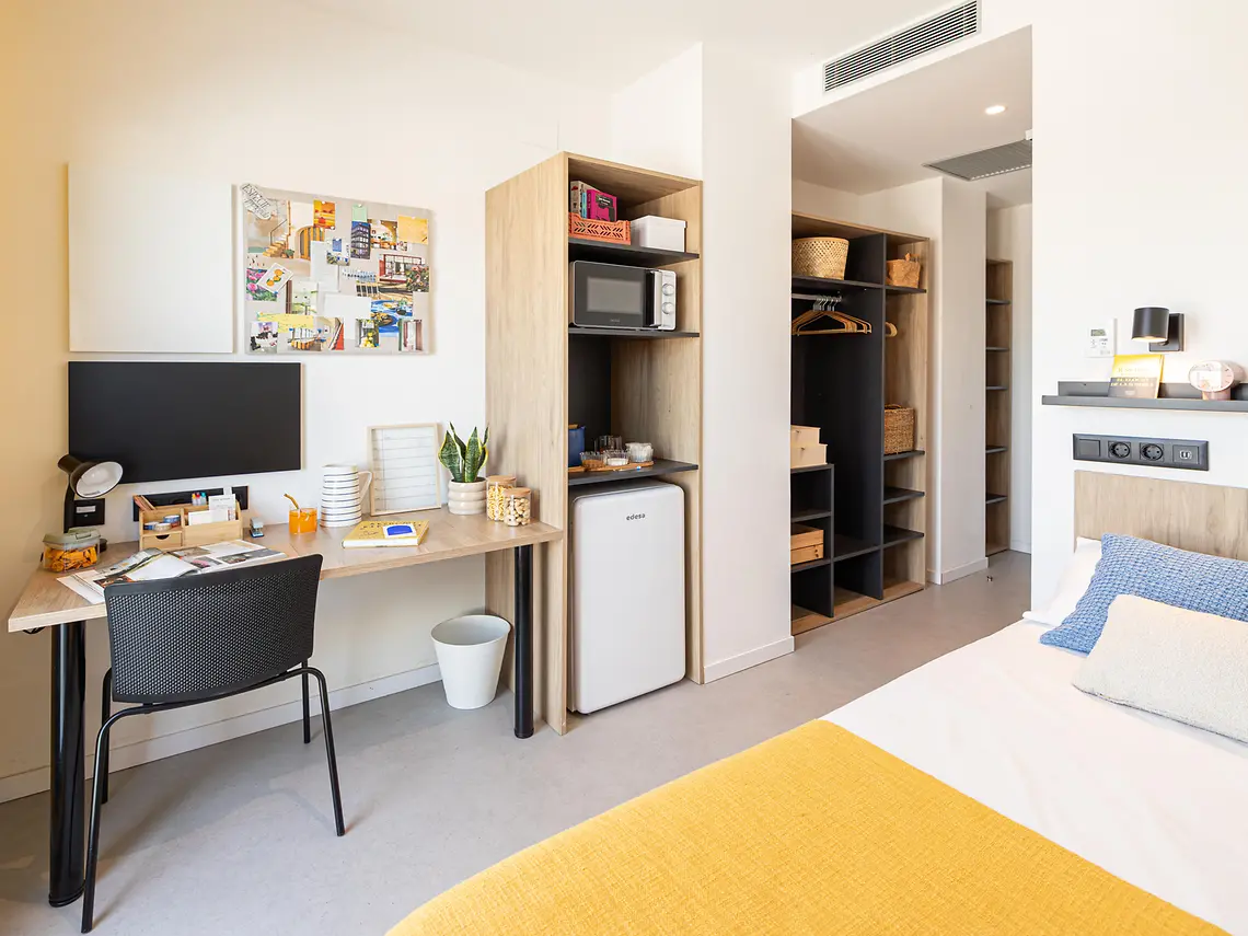 Private room with terrace + in Seville 3