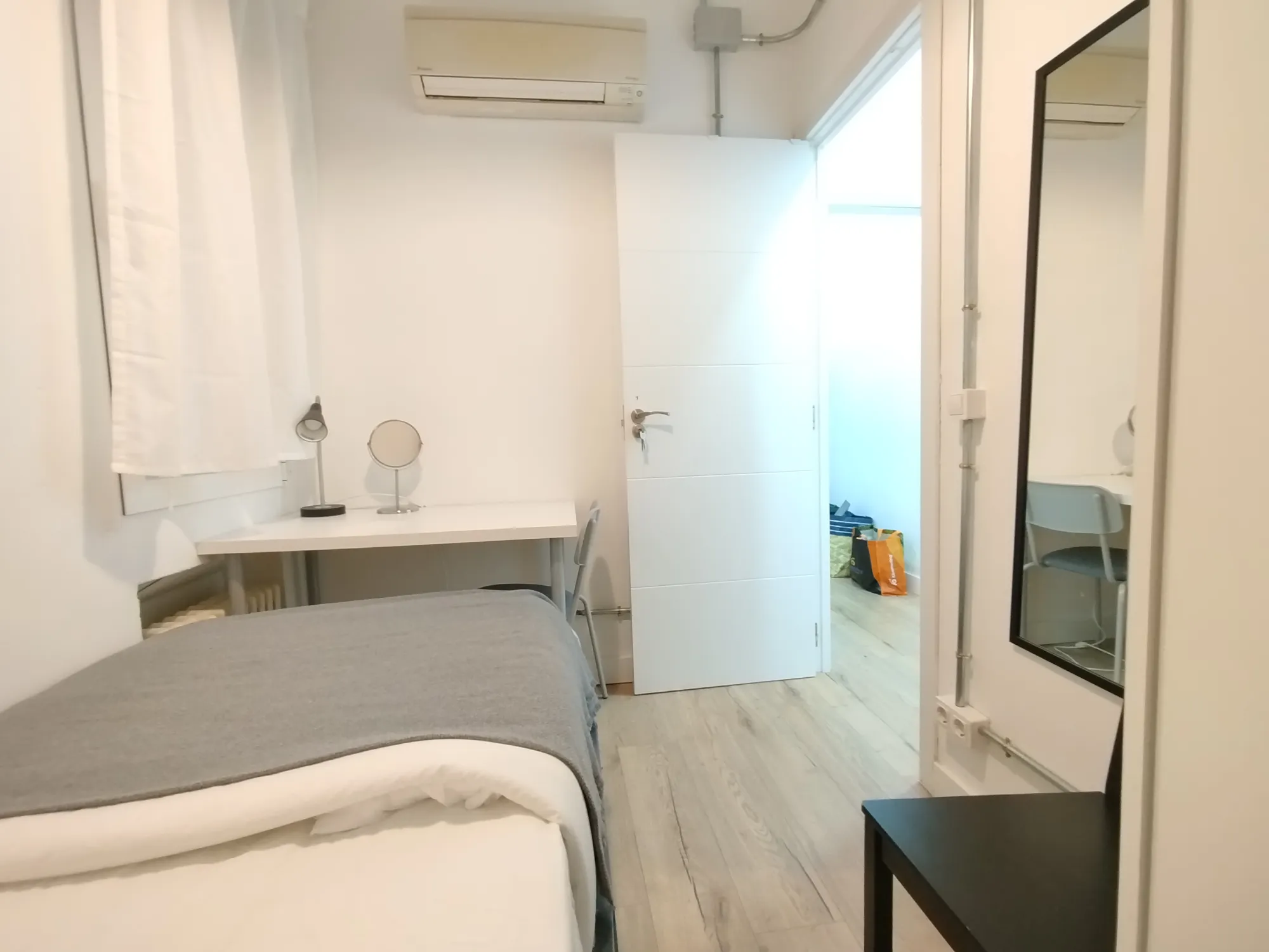 Private room in Madrid photo 3