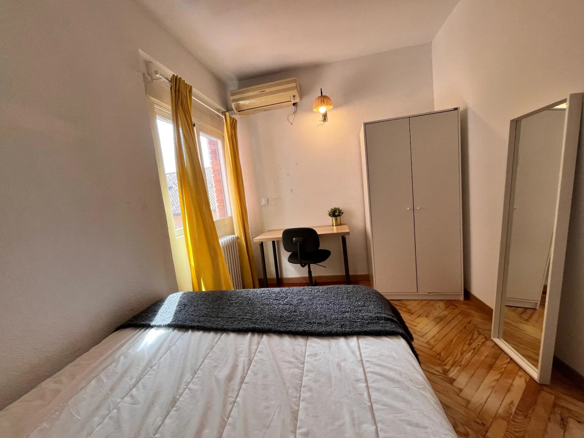 Private room in Madrid photo 3