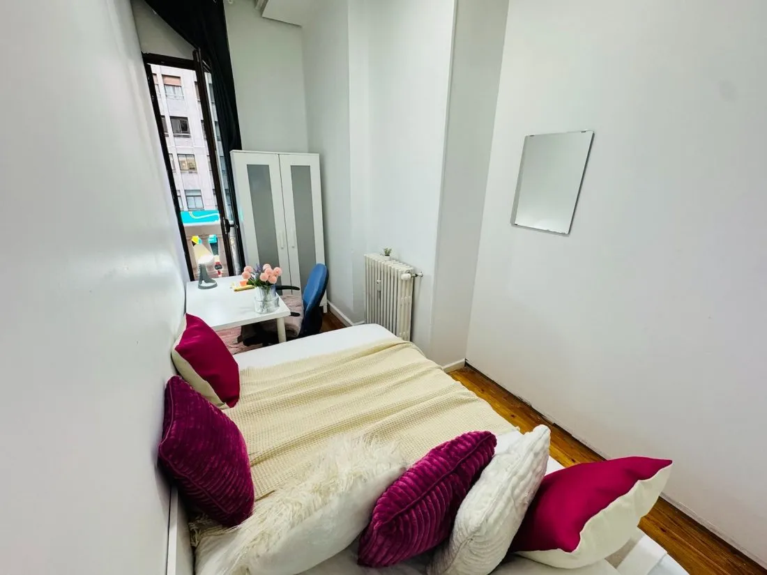 Private room in Madrid photo 2