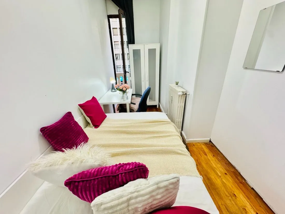 Private room in Madrid photo 3
