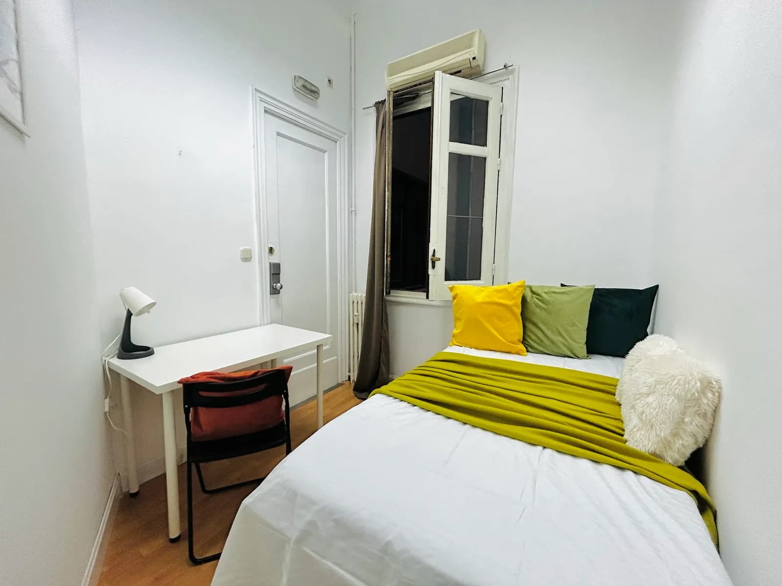Private room in Madrid photo 3